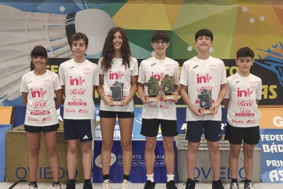 Volantistas Sub15 del Club Valonsadero Bádminton en el Máster Nacional de Oviedo.