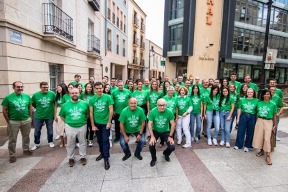 Trabajadores de Caja Rural con la camiseta solidaria.