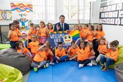 El presidente Mañueco recibió un mural de parte de 24 escolares de 5 años del Infantes de Lara de la capital soriana.