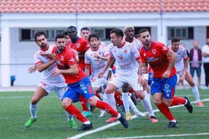 Una acción a balón parado entre Llerenense y Numancia.