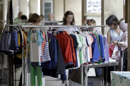 Personas comprando en una feria del stock en Soria.