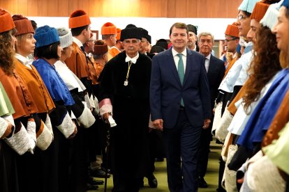 El presidente de la Junta de Castilla y León, Alfonso Fernández Mañueco, inaugura el curso académico 2023-2024 de las Universidades de Castilla y León. Junto a él, el rector de la ULE, Juan Francisco García Marín.