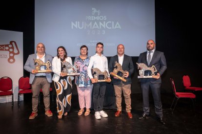 Foto de familia de los galardonados con el Premio Numancia en el Centro Cultural Palacio de la Audiencia.