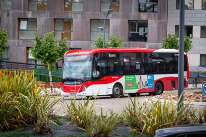 El autobús urbano en la glorieta de Odón Alonso. MARIO TEJEDOR