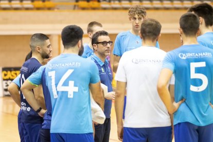 Alberto Toribio da indicaciones a sus jugadores en un partido de esta pretemporada.