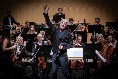 El clarinetista sueco Martin Fröst junto a la Orquesta Sinfónica de Castilla y León en la Audiencia.