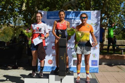 Marina Muñoz como ganadora de la prueba en el centro de la imagen.