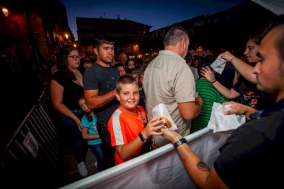 La Plaza Mayor abarrotada para disfrutar de los torreznos