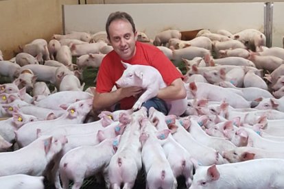 Miguel Ángel Ortiz, en su granja de Langa