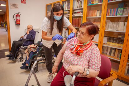 La Junta inició en la residencia Los Royales la campaña de vacunación conjunta de covid y gripe de este año.