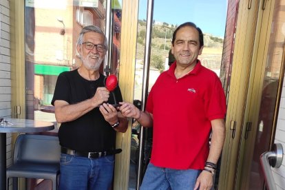 José Antonio Ochoa, con su premio al Tomate más gordo, y Carmelo Esteban, autor de la obra que se entrega como premio.