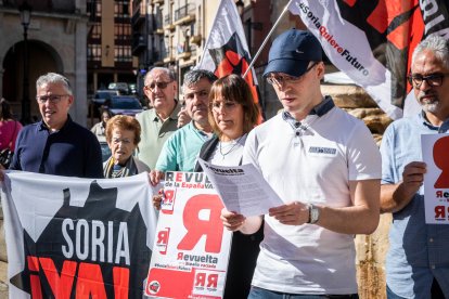 Lectura del manifiesto en la jornada para reclamar vivienda digna en el medio rural, a cargo de Jesús Monge.