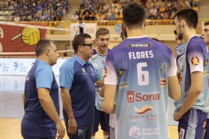 Alberto Toribio en un tiempo muerto el pasado sábado en el partido ante Manacor.