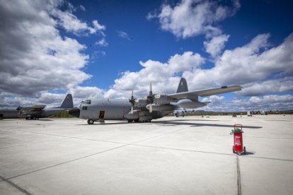 Aviones Hércules estacionados en el aeródromo de Garray.