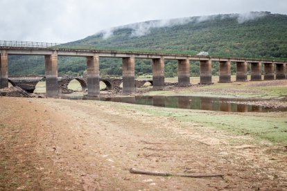 En situación normal el agua cubre hasta más de la mitad de los pilares.