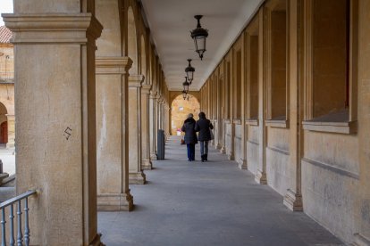 Soportal de acceso al Ayuntamiento, en la plaza Mayor. MARIO TEJEDOR