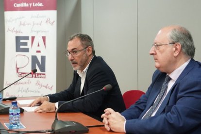 Enrique Cabero Morán, presidente del CESCyL, y Óscar Castro Vega, presidente de EAPN CyL, en la presentación del informe.