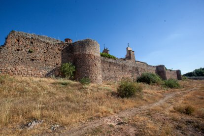 La muralla en el recinto de la ermita del Mirón. MARIO TEJEDOR