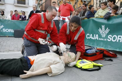 Simulacro de accidente cardiovascular con uso de desfibrilador.