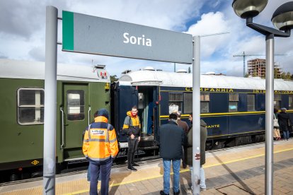 Visita de los trenes históricos del Torrenzo Express a Soria con vagones y locomotoras singulares.