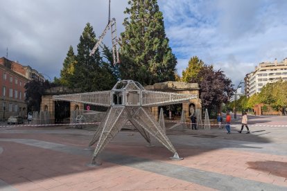 Comienza la instalación de las luces de Navidad en Mariano Granados