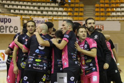 Los jugadores de Moreno Sáez Sporting se abrazan tras el partido.