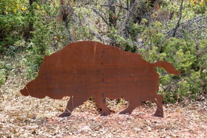 Detalle de la figura del jabalí en el sendero turístico de Montejo de Tiermes.