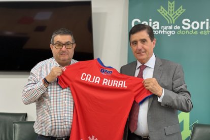 Santiago Morales y Carlos Martínez Izquierdo sostienen una camiseta del CD Numancia.