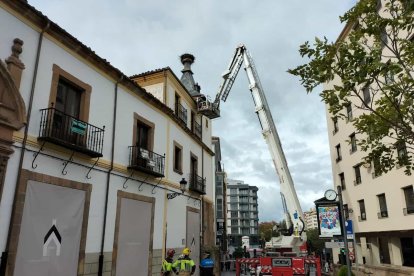 Los bomberos de Soria intervienen en el Palacio de los Alcántara ate el fuerte viento.