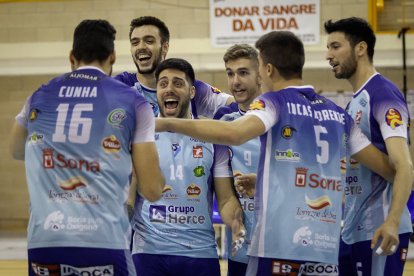 Los jugadores del Grupo Herce celebran la victoria ante Teruel.