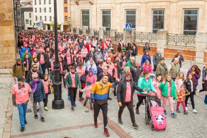 La marea rosa por las calles de Soria