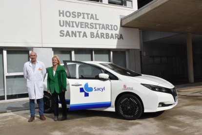 Yolanda de Gregorio y José Luis Vicente, junto al vehículo entregado a la Gerencia.