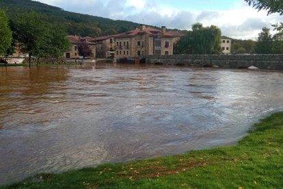 Importante crecida del río Duero a su paso por la localidad de Salduero.