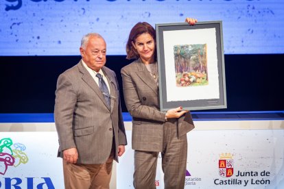 Samantha Vallejo-Nágera recibe el reconocimiento de Gonzalo Santoja, consejero de Cultura y Turismo de la Junta de Castilla y León.