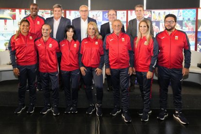 Foto de familia de los embajadores junto a las autoridades. COE