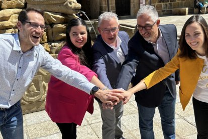 Fernando Arévalo, el primero por la izquierda el día de la presentación de candidatos.