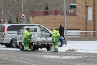 Brigada de limpieza echando sal a la calzada en la capital.