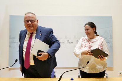 El consejero de Sanidad, Alejandro Vázquez, y la directora de Salud Pública, Sonia Tamames.