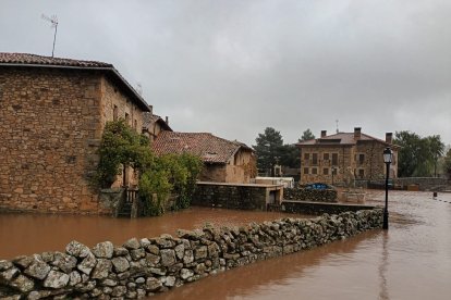 Salduero sufre de nuevo la inundación de la plaza en una jornada complicada en Pinares de Soria.