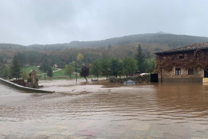 Salduero sufre de nuevo la inundación de la plaza en una jornada complicada en Pinares de Soria.