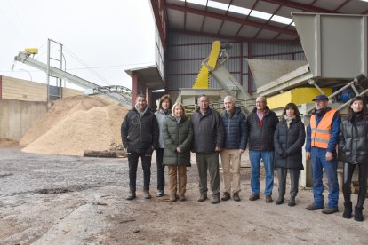 Autoridades y empresarios en la visita a Astilladora del Duero.