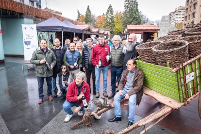 Foto de familia de la II Feria del Vino celebrada en la plaza Mariano Granados.