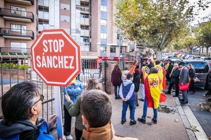 Concentración de Vox frente a la sede del PSOE de Soria.