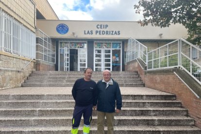 Ángel Sáinz, responsable Comercial de Rebi y David Ortega, responsable técnico de Conexiones, ante el CEIP Las Pedrizas.