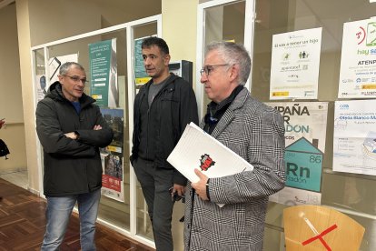 Miembros de Soria Ya durante el registro de la carta a la ministra