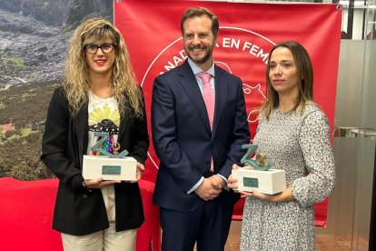 Sara crespo, a la izquierda de la imagen, posa con el premio de Ganadería en Femenino.