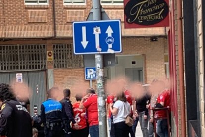 Expectación en la zona en la que ocurrieron los hechos antes del partido Numancia-Cornellá.