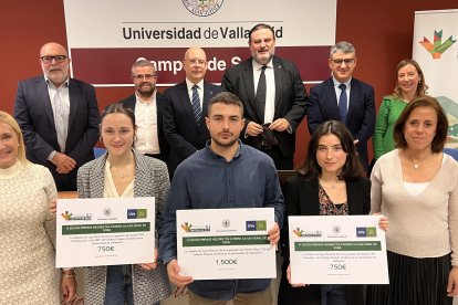 Foto de familia de los premiados y autoridades.