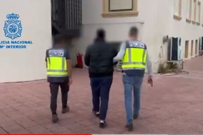 Uno de los detenidos en la operación.