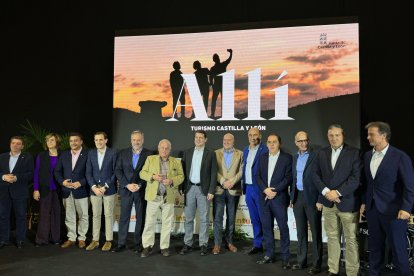 Benito Serrano junto al presidente de la Junta, Alfonso Fernández Mañueco y otras autoridades ayer en Intur.